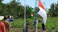 Puluhan petani di Majene, Sulbar mengibarkan Sangsaka Merah Putih di lahan pertanian (Foto: Liputan6.com/Abdul Rajab Umar)