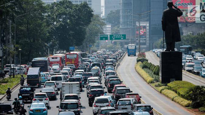 Suasana lalu lintas kendaraan di kawasan Jalan Jenderal Sudirman, Jakarta, Rabu (31/7/2019). Gubernur Anies Baswedan menyampaikan sistem pembatasan kendaraan berdasarkan nomor polisi ganjil dan genap menjadi salah satu rencana Pemprov DKI mengatasi polusi udara di Jakarta. (Liputan6.com/Faizal Fanan