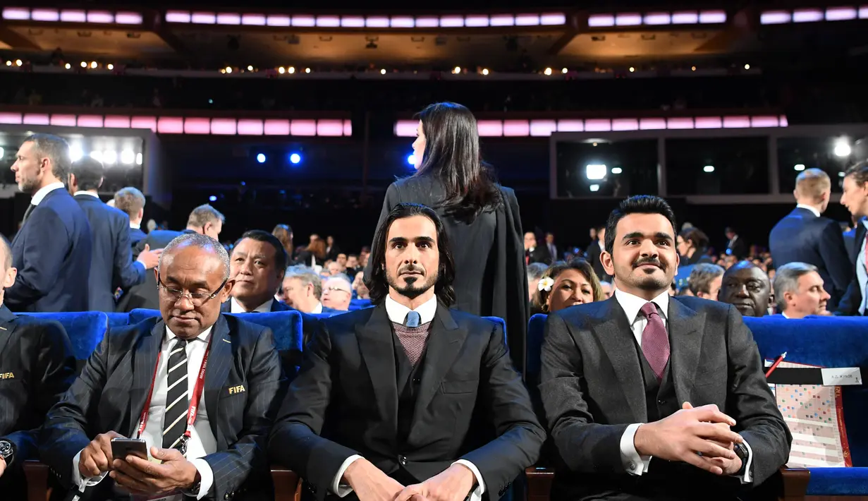 Sheikh Jassim Bin Hamad Al-Thani (Tengah) dan Sheikh Joaan bin Hamad Al-Thani (kanan) dari Qatar menghadiri pengundian final turnamen sepak bola Piala Dunia FIFA 2018 di Istana Negara Kremlin di Moskow pada 1 Desember 2017. Sheikh Jassim, yang merupakan pemimpin Qatar Islamic Bank mengajukan penawaran untuk membeli Manchester United lewat yayasannya yang bernama Nine Two Foundation. (AFP/Yuri Kadobnov)