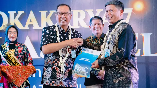 Wakil kepala BBGP Jateng dr. Waryono, M.OR melakukan serah terima Guru Penggerak kepada Kepala Dinas Pendidikan dan Kebudayaan Kabupaten Cilacap Bapak Luhur Satrio M., S.STP.,M.Si. (Foto: Much Solehudin untuk Liputan6.com)