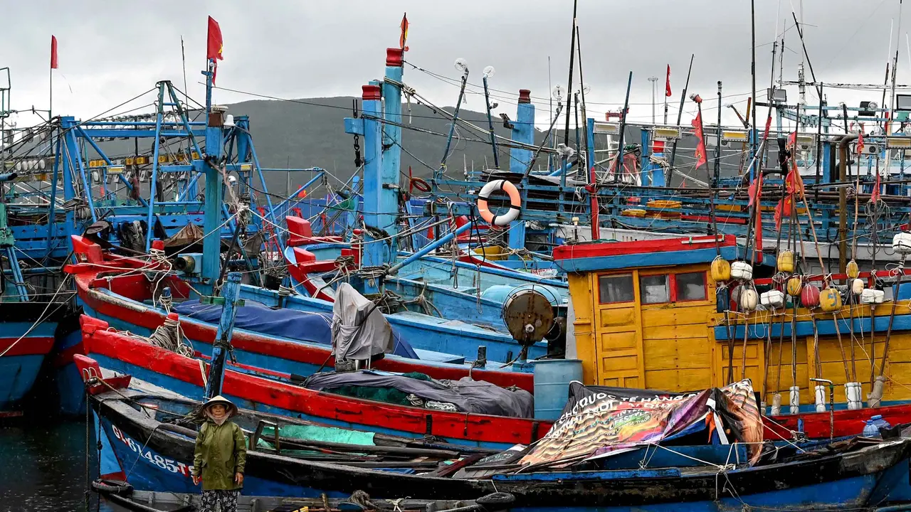 Antisipasi Terjangan Topan Kalmaegi, Nelayan Vietnam Tambatkan Perahu