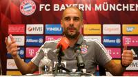 Pelatih Bayern Muenchen Josep Guardiola berbicara dalam konferensi pers, di Aspire Academy, Doha, Senin (11/1/2016). (STRINGER / AFP)