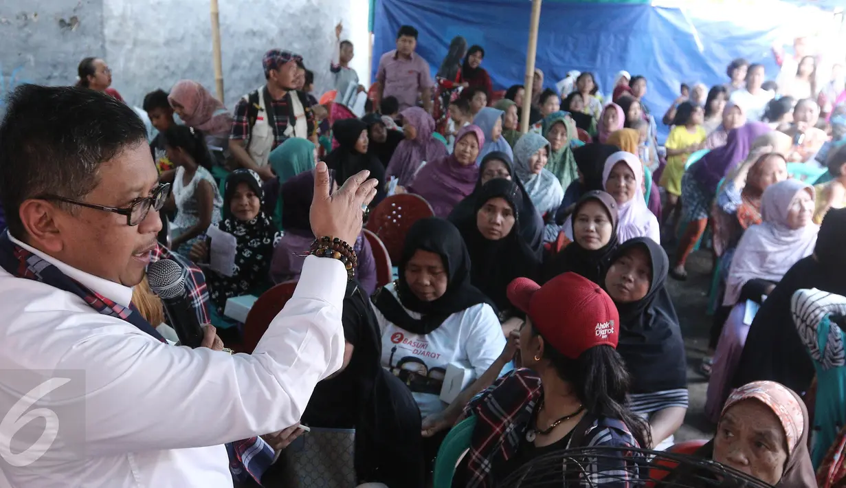 Sekjen DPP PDI Perjuangan, Hasto Kristiyanto berdialog dengan warga Cilincing, Jakarta, Selasa (11/4). Hasto blusukan untuk serap aspirasi program KJP, KJS dan tata ruang kota Jakarta. (Liputan6.com/Herman Zakharia)