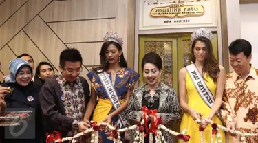 Prosesi pengguntingan pita oleh Miss Universe 2016, Iris Mittenaere dan Puteri Indonesia 2017 Bunga Jelitha Ibrani sebagai tanda peresmian dibukanya House of Mustika Ratu, Jakarta, Sabtu (1/4). (Liputan6.com/Herman Zakharia)