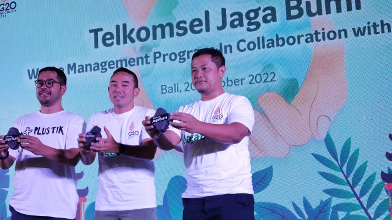 EO PlusTik, Reza Hasfinanda; Vice President Corporate Communications Telkomsel, Saki Hamsat Bramono; General Manager Consumer Sales Region Bali Nusra Telkomsel, Nur Hidayat Dwi Santoso. Liputan6.com/Yuslianson