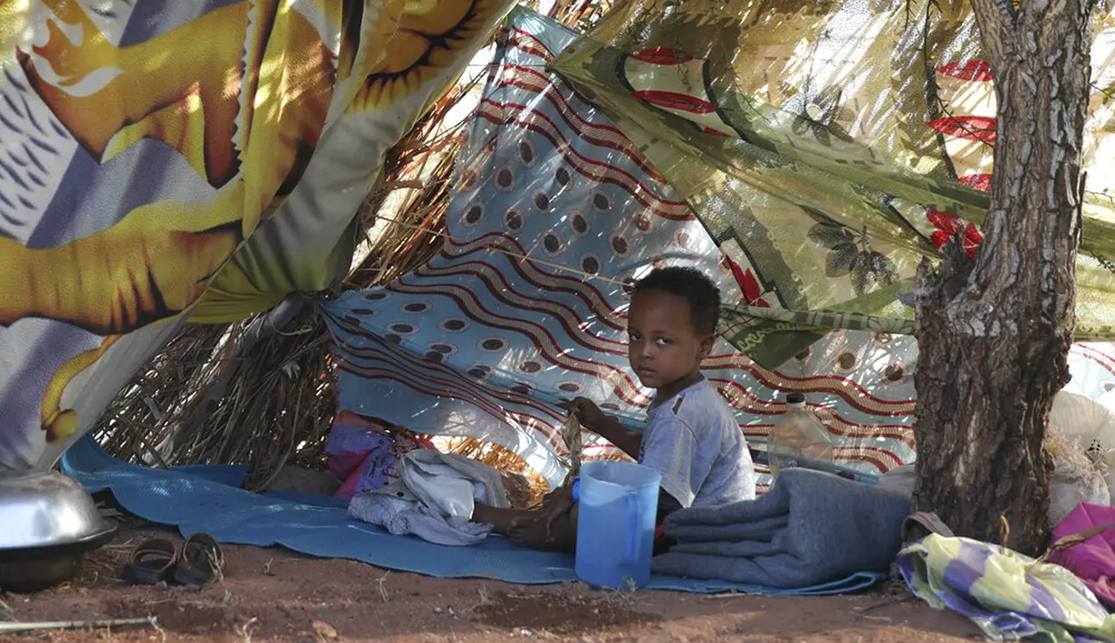 Seorang anak pengungsi Ethiopia beristirahat di wilayah Qadarif, Sudan, Rabu (18/11/2020). Pertempuran yang kian meluas di perbatasan Ethiopia dan Sudan mengancam wilayah Tanduk Afrika. (AP Photo/Marwan Ali)