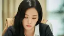 Sedangkan untuk aktrisnya pun tak main-main. Pertama, ada Jisoo BLACKPINK yang turut main di Omniscient Reader's Viewpoint. Di pembacaan naskah yang pertama, Jisoo hadir dengan amat cantik mengenakan kemeja putih ditumpuknya dengan sweater hitam. [Foto: Instagram/kdrama_content_creator]