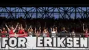 Spanduk dukungan terhadap Cristian Eriksen dan suporter Denmark bersorak jelang pertandingan Grup B Euro 2020 antara Denmark melawan Belgia di stadion Parken di Kopenhagen, Kamis, (17/6/2021). (Foto: AP/Pool/Friedemann Vogel)