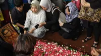 Isak Tangis Iringi Pemakaman Eddy Riwanto