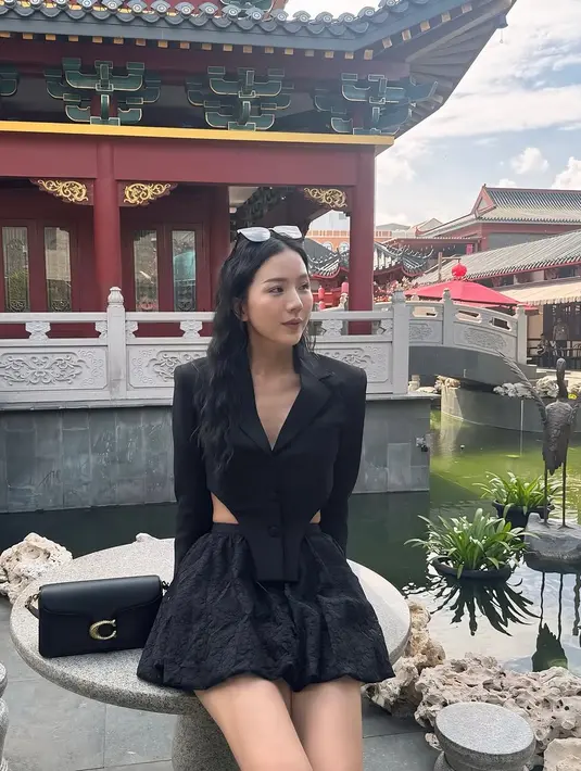 Di tengah badai rumah tangganya, gaya Agnes tetap mencuri perhatian. Penyanyi lagu “Mengemis Padaku” ini dikenal kerap mengenakan tas mewah dalam berbagai kesempatan. Dari acara eksklusif hingga sekadar jalan-jalan, ia selalu tampil dengan koleksi fashion berkelas. (Liputan6.com/IG/@agnes_jennifer)