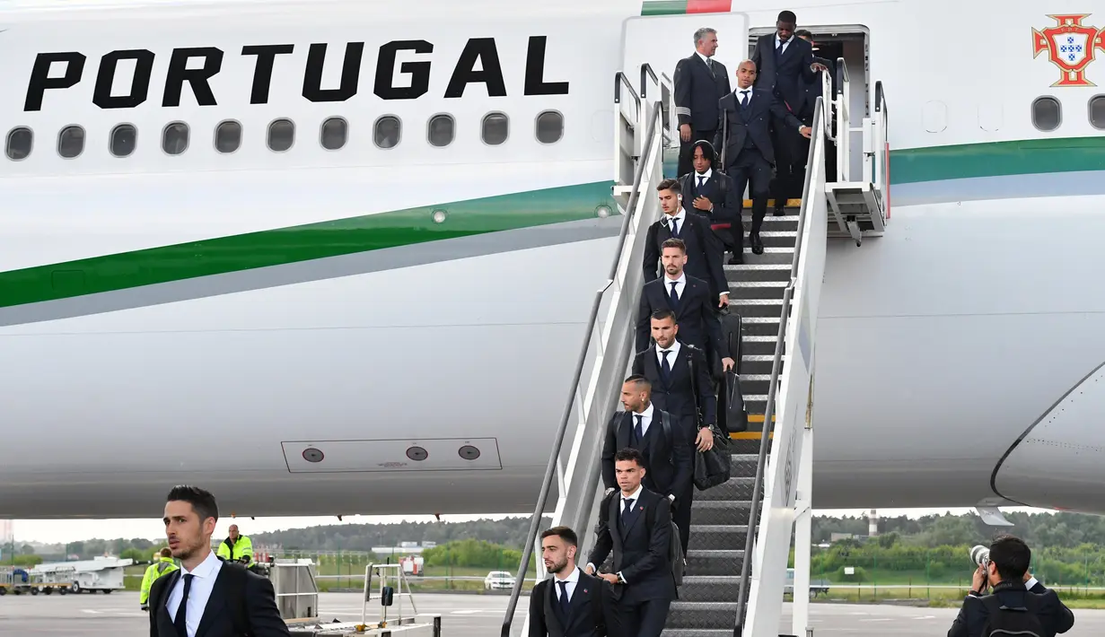Bintang Portugal, Cristiano Ronaldo, bersama rekan-rekannya saat tiba di Bandara Zhukovsky, Moskow, Sabtu (9/6/2018). CR 7 akan berjuang bersama Portugal pada ajang Piala Dunia 2018 Rusia. (AFP/Yuri Kadobnov)
