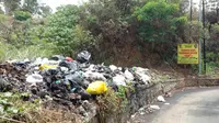 Tumpukan sampah di tempat larangan membuang sampah d Bandung (Foto: Ayu Fitra Nariswari)