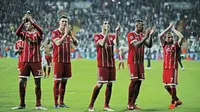 Para pemain Bayern Munchen memberikan salam kepada suporter usai mengalahkan Besiktas  pada leg kedua 16 besar Liga Champions di Vodafone Stadyumu, Besiktas Park, Istanbul, (14/3/2018). Bayern menang 3-1. (AP/Lefteris Pitarakis)