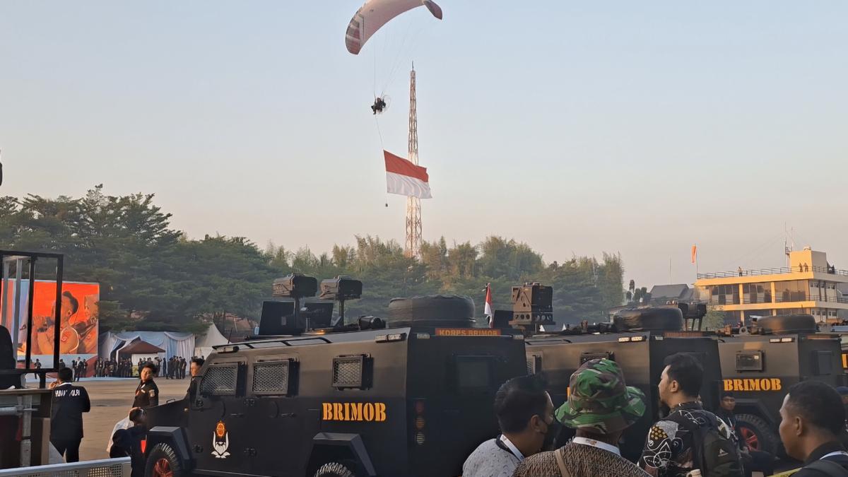 Paramotor Warnai Langit Cikeas Jelang Upacara HUT Bhayangkara