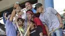 Suporter Universitas Negeri Makassar (UNM) melakukan swafoto saat menonton laga Torabika Campus Cup 2017 di Stadion UNM, Makassar, Kamis, (19/10/2017). UNM berhasil menjadi juara ke tiga pada ajang tersebut. (Bola.com/M Iqbal Ichsan)