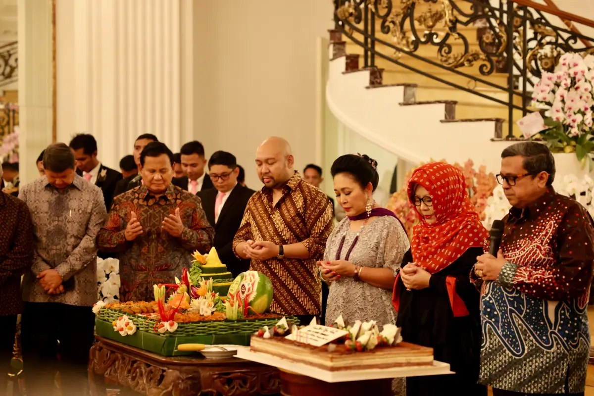 Ketua Umum Partai Gerindra sekaligus capres suara terbanyak Prabowo Subianto menghadiri acara ulang tahun Siti Hediati Hariyadi atau kerap disapa Titiek Soeharto yang ke 65 tahun di kediaman Jl. Teuku Umar, Menteng, Jakarta Pusat, Minggu (14/4) malam (Ist