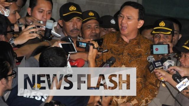 Ahok keluar dari gedung KPK sambil mengeluarkan senyum dan wajah sumringah