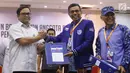 Sekjen Partai Demokrat Hinca Panjaitan (kedua kanan) berjabat tangan dengan Komisioner KPU Viryan (kiri) saat menyerahkan berkas pendaftaran bakal caleg di KPU, Jakarta, Selasa (17/7). (Liputan6.com/Johan Tallo)