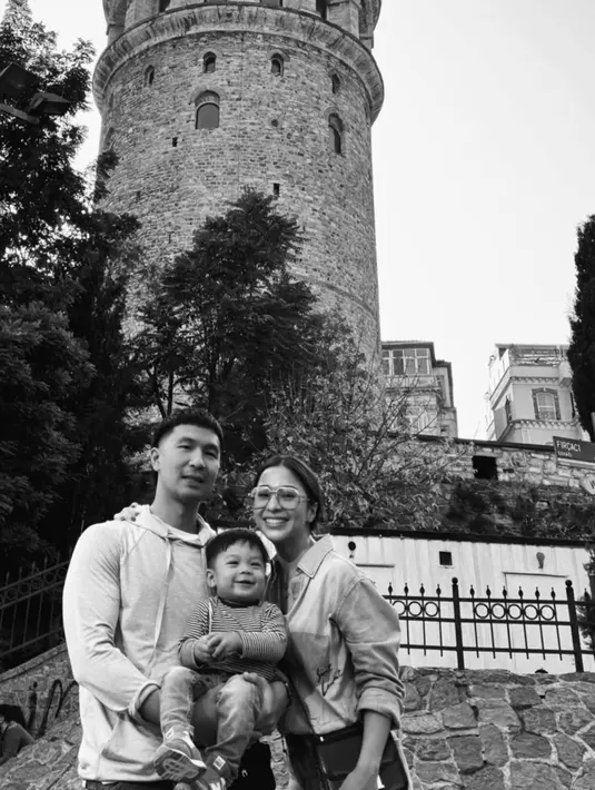 Selain mengunjungi Hagia Sophia, Nikita Willy dan Indra Priawan mengunjungi sebuah menara yang bernama Galata Tower. Di Turki memang banyak spot wisata ikonik yang penuh sejarah peradaban dunia yang cukup menarik untuk dikunjungi. (Liputan6.com/IG/@nikitawillyofficial94)
