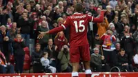 Gaya Striker Liverpool, Daniel Sturridge, setelah membobol gawang Huddersfield pada laga Premier League di Anfield, Sabtu (28/10/2017). Liverpool menang 3-0. (AFP/Paul Elis).