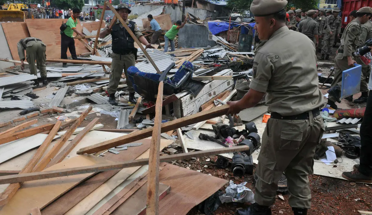 Petugas Satpo PP dan Kepolisian membongkar lapak yang berada di kawasan terminal lebak bulus, Jakarta, (19/6/14) (Liputan6.com/Johan Tallo)