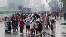 Warga berolahraga saat CFD di kawasan Bundaran HI, Jakarta, Minggu (3/7/2022). Meski sempat diguyur hujan tidak menyurutkan  masyarak untuk berolahraga di akhir pekan. (Liputan6.com/Angga Yuniar)