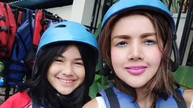 Jarang Terekspos, Ini 6 Potret Barbie Kumalasari dengan Anaknya