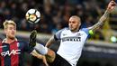 Pemain Inter Milan, Mauro Icardi (kanan) berebut bola dengan pemain Bologna pada lanjutan Serie A di The Dall' Ara Comunal Stadium, Bologna, (19/9/2017). Inter bermain imbang 1-1 lawan Bologna. (AFP/Andreas Solaro)