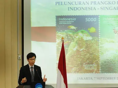 Director of Mission Singapore, Jonathan Han memberi sambutan jelang penandatanganan dan peluncuran perangko bersama di Jakarta, Kamis (7/9). Hal ini bagian dari perayaan 50 tahun hubungan Indonesia-Singapura. (Liputan6.com/Helmi Fithriansyah)