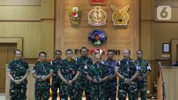 Konferensi pers ini merupakan tanggapan dari pihak TNI terkait penetapan tersangka Kepala Basarnas Henri Alfiandi yang masih berstatus aktif oleh KPK. (Liputan6.com/Herman Zakharia)