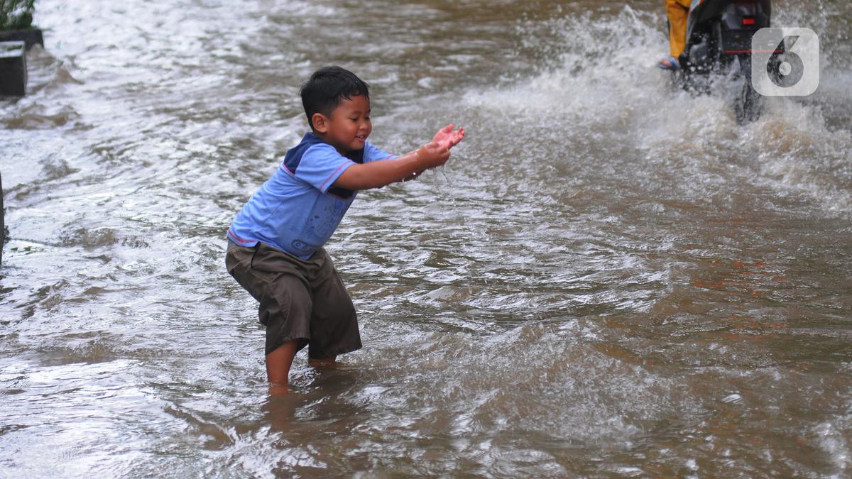 Bukan Aktivitas Aman, Ahli Kesehatan Lingkungan Larang Anak Bermain di Air Banjir