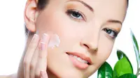 Aplikasikan foundation dan pelembap agar makeup menempel sempurna di kulit kering