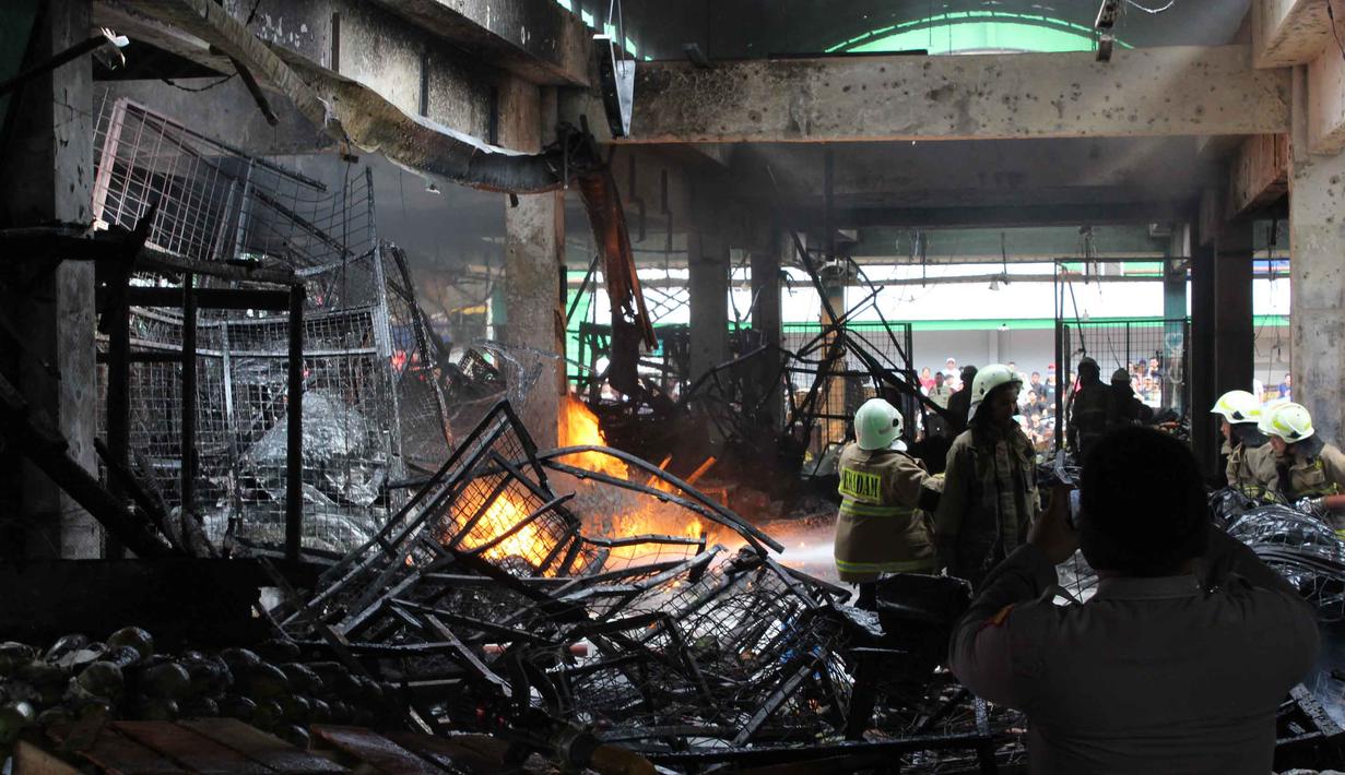 Personel dari Dinas Penanggulangan Kebakaran dan Penyelamatan DKI Jakarta berupaya memadamkan api yang membakar Pasar Induk Kramat Jati pada Senin (15/12/2025). Kebakaran hebat terjadi di Pasar Induk Kramat Jati, Jakarta Timur. Titik api diketahui berada di kios buah. (merdeka.com/magang/Rendi Saputra)