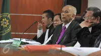 OC Kaligis mendengarkan saksi saat sidang di Pengadilan Tipikor, Jakarta, Kamis (8/10/2015). JPU menghadirkan tiga saksi yaitu Hakim PTUN Medan Tripeni Irinto Putro, Darmawan Ginting dan Amir Fauzi, yang diduga merima suap. (Liputan6.com/Andrian M Tunay)