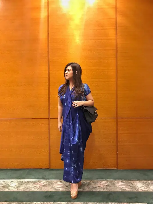 Mengenakan outfit warna biru tua seperti ini penampilan Sissy terlihat sangat sederhana. Aura keibuannya sangat terpancar dari wanita yang satu ini. (Instagram/sysiio)