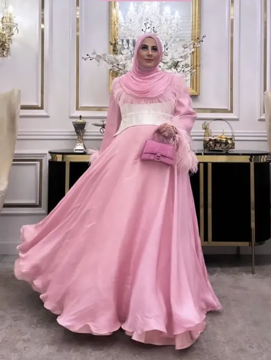 Tasyi memadukan gaun bak Princess tersebut dengan kerudung warna serasi dan korset putih membuat gaunnya tidak terlalu polos. [@tasyiiathasyia]