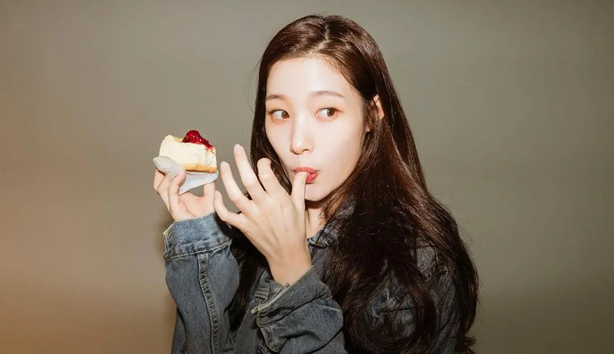 Paras Jung Chaeyeon yang begitu menawan ini sekarang bisa kita lihat dalam drama Korea The Golden Spoon. Bahkan kecantikannya kerap disebut bak dewi. Meski begitu, ia tak melulu menampilkan potret elegannya saja. Wanita kelahiran 1 Desember 1997 ini juga tak jarang tampil imut. (Liputan6.com/IG/@j_chaeyeoni)