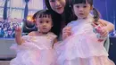 Felicya Angelista mengajak kedua putrinya, Graziella Bible dan Zefanya Graneth tampil menggemaskan mengenakan gaun pink bak princess. [@felicyangelista_]