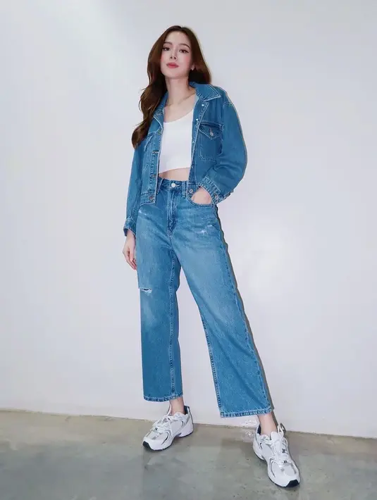 Dalam akun instagramnya, Baifern Pimchanok sering membagikan potret OOTD-nya yang kece. (FOTO: instagram.com/baifernbah/)
