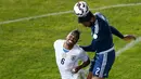 Gelandang Uruguay, Alvaro Pereira berebut bola udara dengan bek Argentina Ezequiel Garay saat pertandingan Copa America 2015 di Stadion La Portada, Chile, (17/6/2015). Argentina meraih kemenangan tipis 1-0 atas Uruguay. (Reuters/Mariana Bazo)