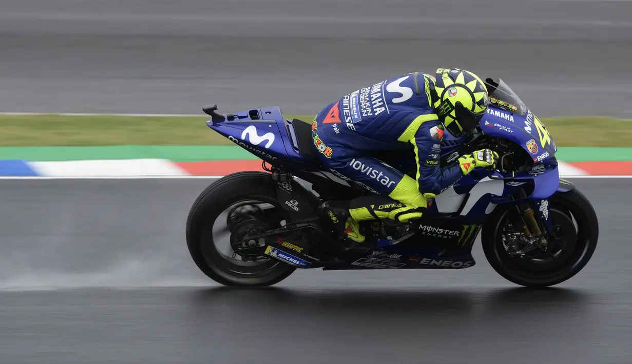 Pebalap Movistar Yamaha, Valentino Rossi, memacu motornya pada MotoGP Argentina di Sirkuit Termas de Rio Hondo, Minggu (8/4/2018). Pada balapan ini dirinya sempat jatuh karena bersenggolan dengan Marc Marquez. (AFP/Juan Mabromata)