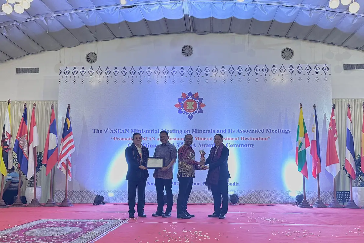 Senior Vice President Underground Mine PT Freeport Indonesia Hengky Rumbino, menerima penghargaan Good Mining Practice, Metallic Mineral oleh ASEAN Mineral Awards 2023, di Phnom Penh, Kamboja, pada Kamis (23/11/2023). (dok PTFI)