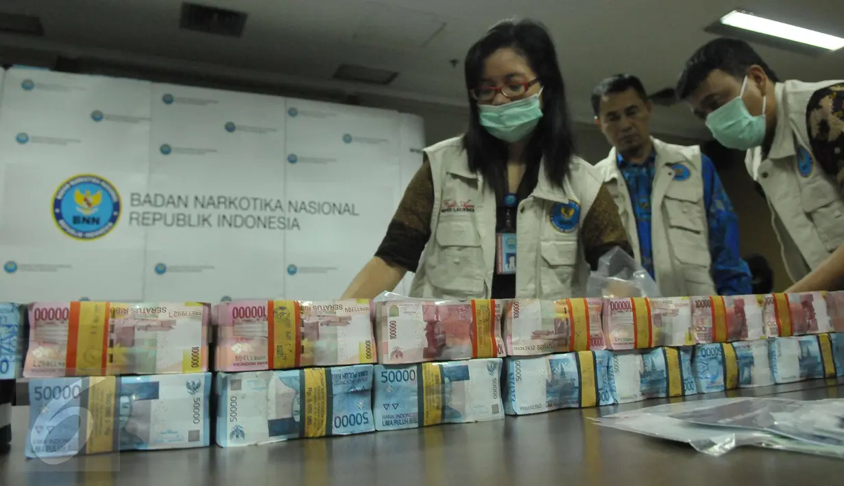 Uang senilai 17 milyar hasil kejahatan narkotika ditampilkan saat rilis di di kantor BNN, Jakarta, Jumat (28/4). Jumlah tersebut merupakan gabungan dari tiga kasus narkotika yang diungkap sejak awal 2017. (Liputan6.com/Helmi Afandi)