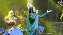 Penampilan penyanyi Siti Nurhaliza saat menggelar konser 'Dato Sri Siti Nurhaliza on Tour' di Istora Senayan, Jakarta, Kamis (21/2). Sebagai lagu pembuka, Siti melantunkan lagu tradisional Melayu berjudul 'Badarsila'. (Fimela.com/Bambang E Ros)