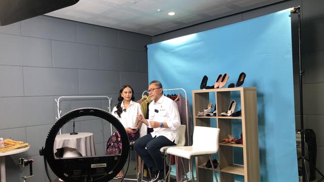 Menteri Perdagangan (Mendag) Zulkifli Hasan di Shopee studio, SCBD Lot 10, Jakarta selatan, Senin (11/12/2023). Mendag mengajak masyarakat aktif berpartisipasi dalam Hari Belanja Online Nasional (Harbolnas) 12.12. (Elza/Liputan6.com)