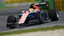 Pembalap F1 tim Manor Racing, Rio Haryanto mengendarai mobilnya saat sesi latihan pertama di Australian Formula One Grand Prix di Melbourne (18/3). Rio akan melakukan debutnya di Sirkuit F1 Albert Park. (REUTERS/Jason Reed)