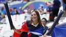 Fans Prancis terlihat antusias memberikan dukungan kepada timnya saat melawan Rep.Irlandia pada babak 16 besar Piala Eropa 2016 di Stade de Lyon, Lyon, Prancis,(26/6/2016). (REUTERS/Jason Cairnduff)