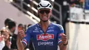 Pebalap Alpecin-Deceuninck, Mathieu Van der Poel merayakan kemenangan saat ajang balap sepeda Paris Roubaix 2023 yang menempuh Compiegne hingga Roubaix, Prancis utara, 9 April 2023. (AFP/Anne-Christine Poujoulat)