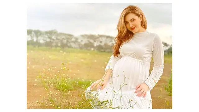 6 Potret Maternity Shoot Alessia Cestaro, Cantik Memesona di Padang Rumput