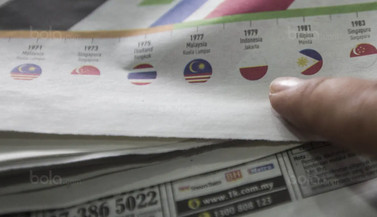 Koran di Malaysia memasang bendera Indonesia terbalik di Kuala Lumpur, Minggu (20/8/2017). Setelah pemasangan bendera Indonesia terbalik terjadi di buku Sea Games kini giliran koran Malaysia melakukan hal sama. (Bola.com/Vitalis Yogi Trisna)